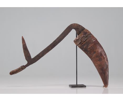 African throwing knife with its sheath - Weight:  350 g - Region: Afrique - Sizes: H = 360 mm L = 400 mm - Condition: At firs