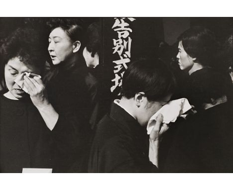 102
HENRI CARTIER-BRESSON  1908-2004
Funerale di un attore Kabuki, Giappone  1965
Stampa fotografica gelatina sali d’argento.