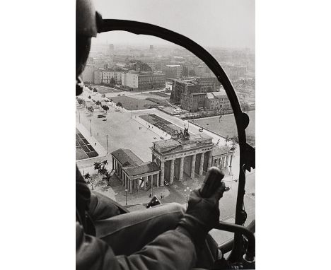 273 RENE BURRI 1933-2014 Frontière Berlin Est Ouest c. 1960 Stampa fotografica vintage alla gelatina sali d’argento. Timbro d