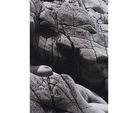 138
LUCIEN CLERGUE  1934-2015
Nudo tra le roccie  2000
Stampa fotografica vintage digitale bianco e nero. Firmata al recto, 2