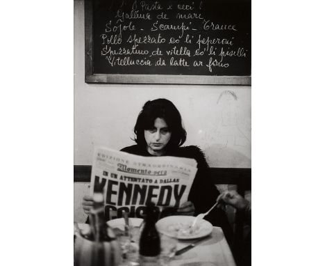 232
JOHN  PHILLIPS  1914-1996
Anna Magnani legge la notizia dell’assassinio di Kennedy  1963
Stampa fotografica alla gelatina