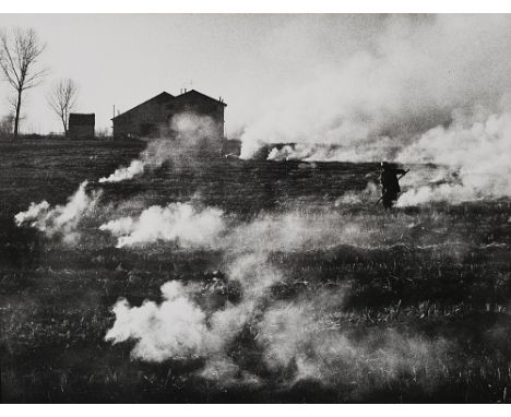 82
STANISLAO FARRI  1924
Bruciano le stoppie  c. 1960
Stampa fotografica vintage alla gelatina sali d’argento.  Firma dall’au