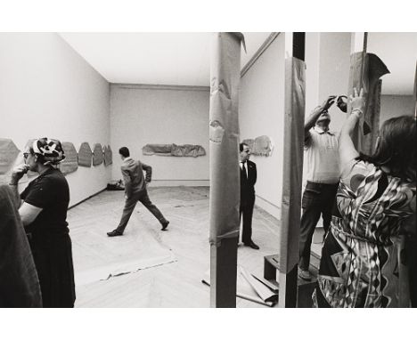 253
UGO MULAS  1928-1973
Biennale allestimento  c. 1970
Stampa fotografica vintage alla gelatina sali d’argento.  Timbro dell