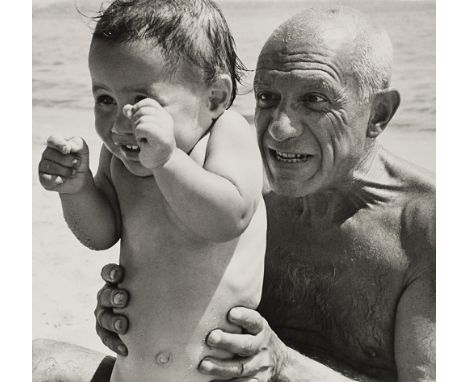 258
ROBERT CAPA  1913-1954
Pablo Picasso e Claude,  Golfe-Juan  1948
Stampa fotografica alla gelatina sali d’argento. Timbro 