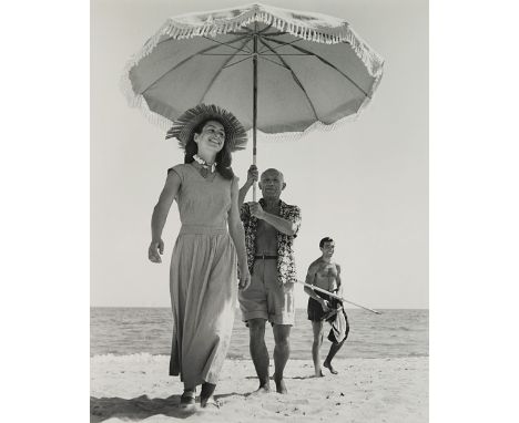 110 ROBERT CAPA 1913-1954 Pablo Picasso e Françoise Gilot 1948 Stampa fotografica alla gelatina sali d’argento. Titolo ed eti