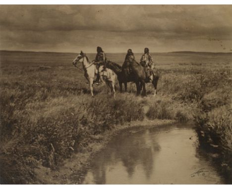 EDWARD CURTIS  1868-1952
The Three Chiefs - Piegan  1900
Stampa fotografica vintage alla gelatina sali d’argento.  Firma dell