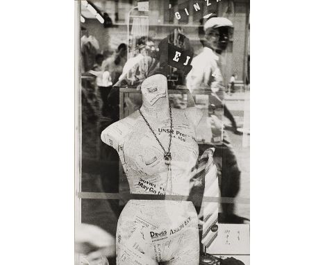 278
MARC RIBOUD  1923
Senza titolo  c. 1970
Stampa fotografica vintage alla gelatina sali d’argento.  Timbro dell’autore al v