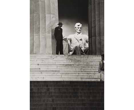 230
CHARLES HARBUTT  1938
Pendant l’enterrement de J. F. Kennedy à Washington un américain noir et la statue de Lincoln au Ca