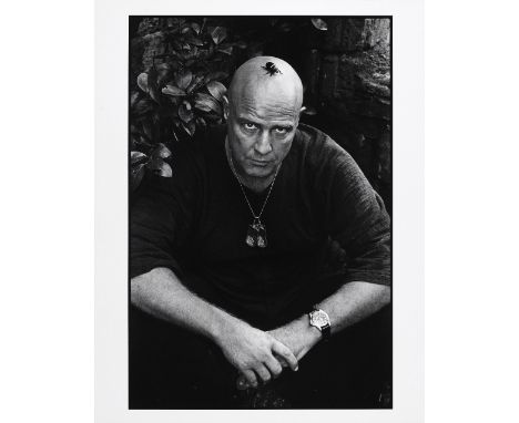 182
MARY ELLEN MARK  1940-2015
Marlon Brando with a bug on his head - Apocalypse Now 1979
Stampa fotografica vintage alla gel