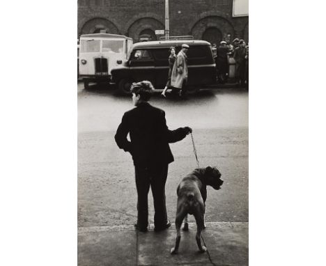 281 JEAN MUNICQ 1931 Ragazzino di spalle con cane c. 1950 Stampa fotografica alla gelatina sali d’argento. Timbro dell’autore