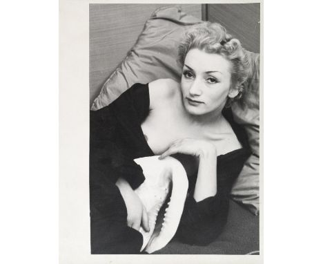 180
CARLO MOLLINO  1905-1973
Lina 1937-1990
Stampa fotografica alla gelatina sali d’argento stampata da Giorgio Avigdor nel 1