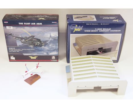 Gemini Jets 1:400 scale model&nbsp;Wide-body Airport Hangar item no. GJWBHGR together with a loose&nbsp;Gemini Jets die-cast 