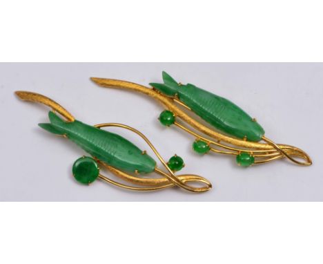 A PAIR OF 18K GOLD BAR BROOCHES set with carved jade fish and further green stone decoration, 7cm