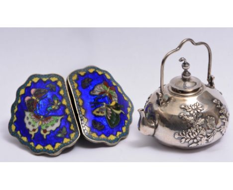 A CHINESE MINIATURE SILVER TEAPOT and a Chinese blue enamel buckle decorated with a butterfly