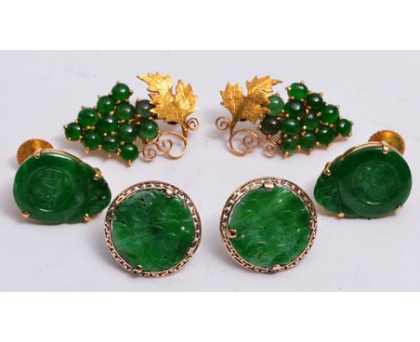 A PAIR OF CHINESE 18K GOLD EARRINGS with jade settings, a pair of Chinese yellow metal earrings in the form of bunches of gra