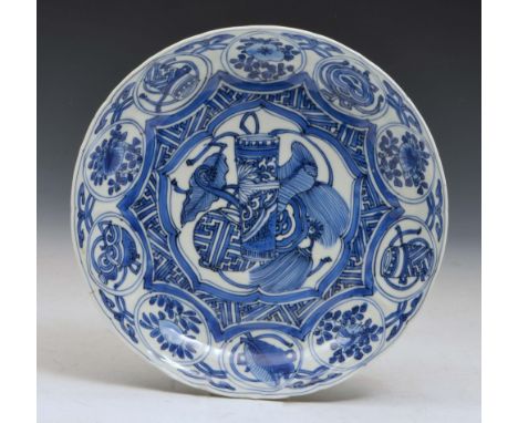 A CHINESE PORCELAIN KRAAK BLUE AND WHITE SAUCER DISH painted with a central scroll, leaves and tassels within a typical panel