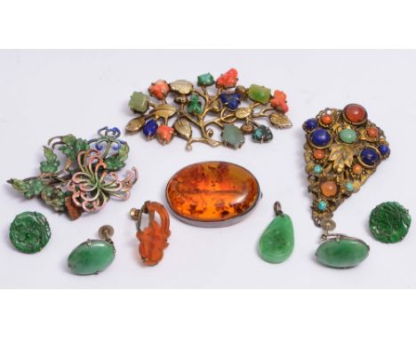A SMALL COLLECTION OF MISCELLANEOUS JEWELLERY including hardstone brooches, an oval amber brooch with 925 white metal mount, 