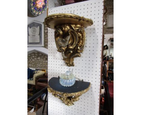 Good quality gilt wood and gesso rococo wall bracket, the serpentine top over a scrolled bracket fitted with a bird, 33cm hig