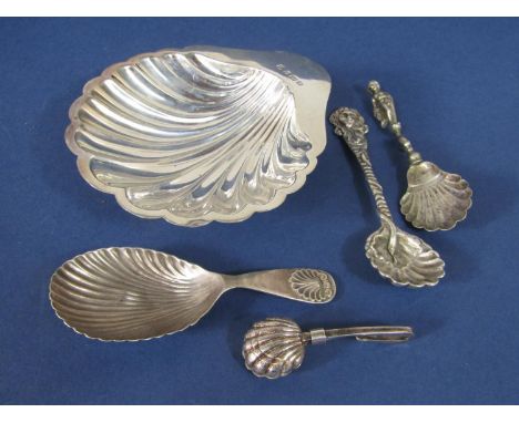 Mixed collection of scallop shell silver to include a bonbon dish, caddy spoon, two further tea spoons and an interesting pla