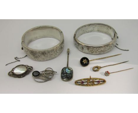 Mixed group of jewellery to include a 9ct wishbone brooch, three yellow metal stick pins, two hinged silver bangles, silver p