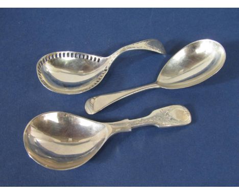 Edwardian Britannia silver caddy spoon with pierced arcaded rim to the bowl and bright cut handle, maker Levi &amp; Salaman, 