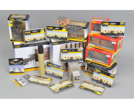 A QUANTITY OF MAINLY BOXED HORNBY AND GRAHAM FARISH BY BACHMANN N GAUGE SCENECRAFT LINESIDE BUILDINGS AND ACCESSORIES, Hornby