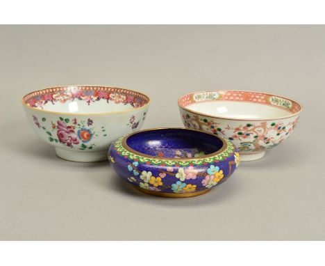 A LATE 18TH CENTURY CHINESE PORCELAIN FOOTED BOWL, decorated in the Famille Rose palette with flowers, diameter 19.5cm, toget