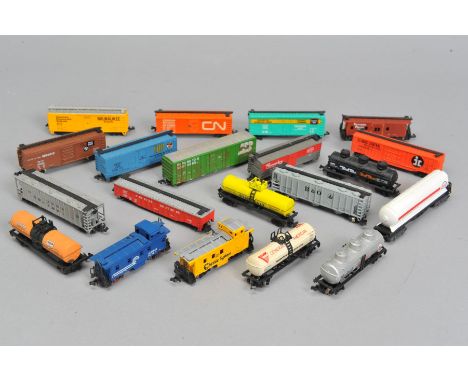 A QUANTITY OF UNBOXED AND ASSORTED N GAUGE AMERICAN AND CONTINENTAL OUTLINE ROLLING STOCK, including Kato, Bachmann, Mehano, 