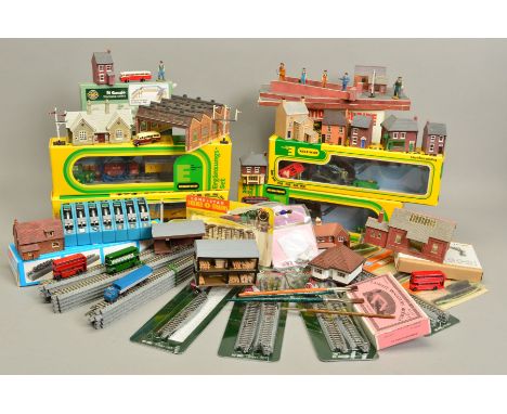 A QUANTITY OF BOXED AND UNBOXED N GAUGE LINESIDE BUILDINGS, ACCESSORIES, TRACK AND CONTROLLERS, etc, including boxed and unbo