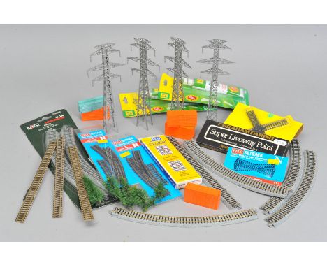 A QUANTITY OF BOXED AND UNBOXED N GAUGE TRACK, CONTROLLERS AND ACCESSORIES, including boxed Kato, Peco, Atlas and Graham Fari