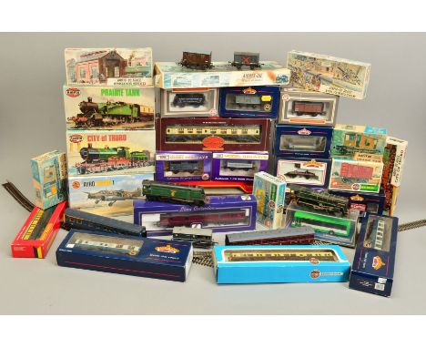 A QUANTITY OF BOXED AND UNBOXED OO GAUGE MODEL RAILWAY LOCOMOTIVES AND ROLLING STOCK, including a number of unboxed locomotiv