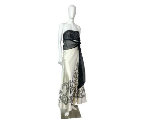 Luxurious original vintage Kay Unger NY ivory evening silk gown featuring a black lace bustier and arabesque patterns on the 