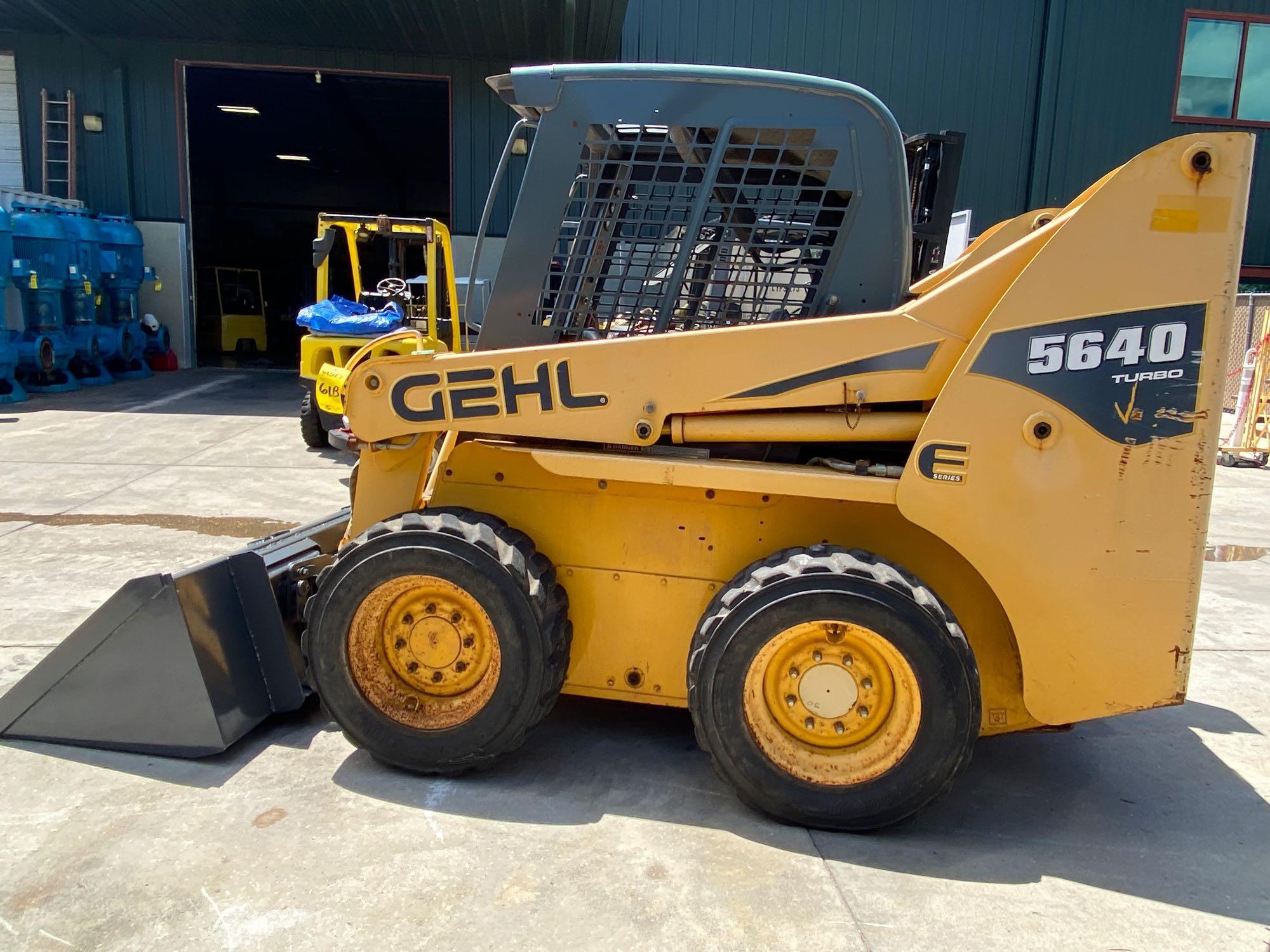 GEHL 5640 TURBO E SERIES SKID STEER, DIESEL, BUCKET ATTACHMENT, RUNS
