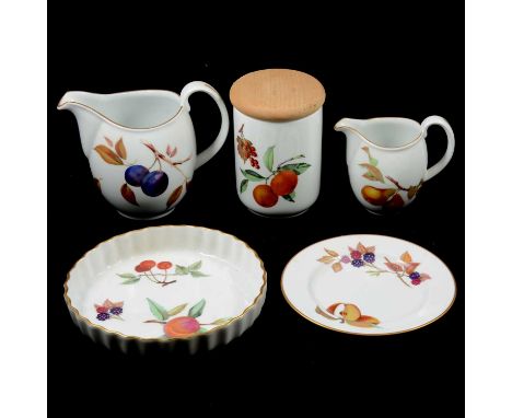 Small quantity of Royal Worcester Evesham tableware.