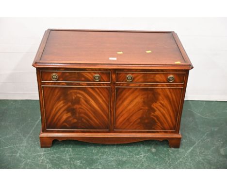 Mahogany cabinet with internal shelf, height 52 cm, width 77 cm, depth 44 cm 