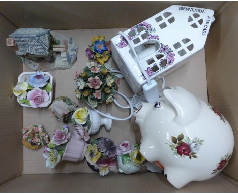 A large pig money bank, a table lamp, posy ornaments, a Lilliput Lane cottage and one other cottage&nbsp;**PLEASE NOTE THIS L