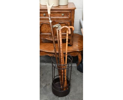 A metal stick stand to/w five assorted walking sticks (6)