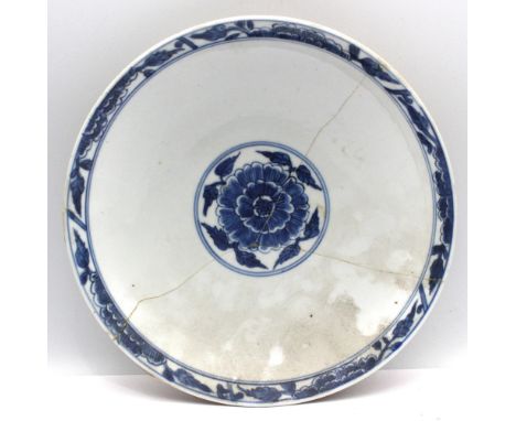 A Chinese Batavian dish, Kangxi period, centrally painted with a leafy floret, externally with serrated edged panels enclosin