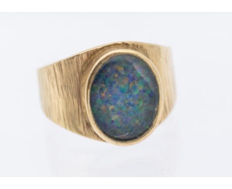 An opal doublet and 9ct gold ring, comprising an oval opal overlaid to a textured band, width approx 13mm, size M, total gros