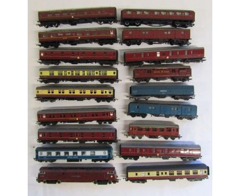 18 x 00 gauge carriages includes sleeping car, buffet, Golden Arrow, Enparts, Royal Mail, etc