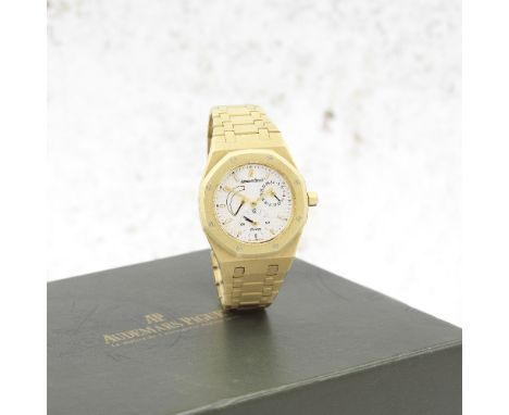 Audemars Piguet. A fine 18K gold automatic calendar bracelet watch with power reserveModel: Royal Oak Dual TimeReference: 257