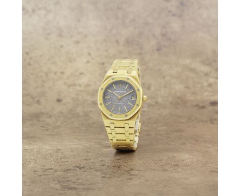 Audemars Piguet. A fine 18K gold automatic calendar bracelet watchModel: Royal OakReference: 4100BADate: Circa 1980Movement: 
