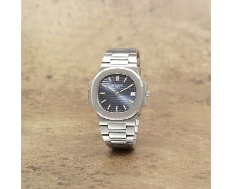 Patek Philippe. A fine stainless steel automatic calendar bracelet watch with sigma dialModel: NautilusReference: 3800Date: P
