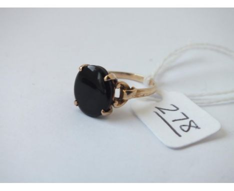 A onyx set ring in 9ct - size M - 2.8gms