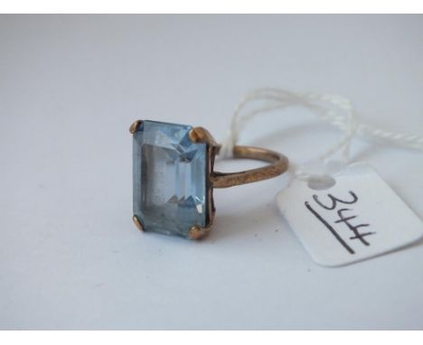 An oblong blue stone ring in 9ct - size M - 4.8gms