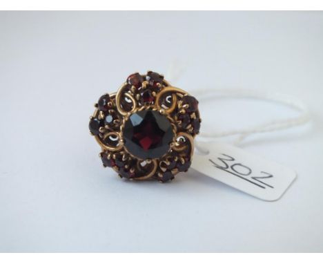 A large garnet cluster ring in 9ct - size W - 6.8gms