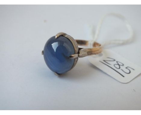 A SAPPHIRE RING IN 18CT GOLD - size M - 7.8gms