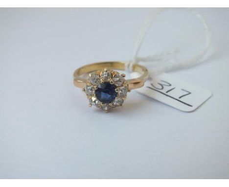 AN SAPPHIRE &amp; DIAMOND CLUSTER RING IN 18CT GOLD - size S - 4.9gms