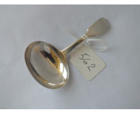 A Georgian fiddle pattern caddy spoon with oval bowl - London 1826