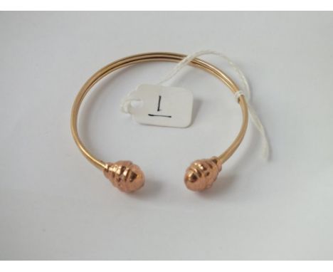 A 9ct sprung bangle